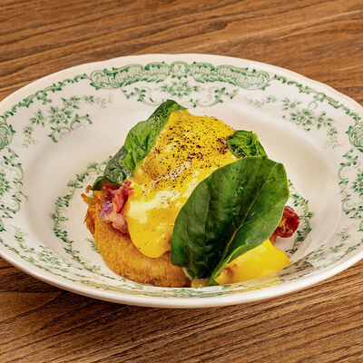 Яйцо Бенедикт на булочке бриошь с беконом в Казак по цене 550 ₽