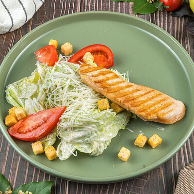 Салат Цезарь с курицей в Солянка Крафт Бар по цене 729 ₽