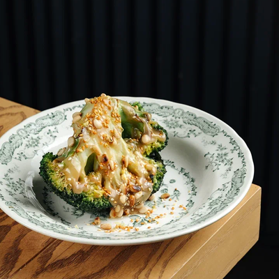 Брокколи с ореховым соусом в Мона по цене 660 ₽