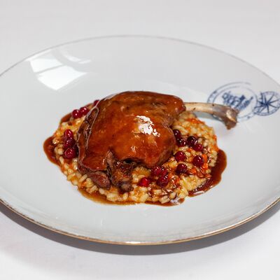 Утиная ножка конфи, ризотто, брусничный соус в Ivanka по цене 2940 ₽