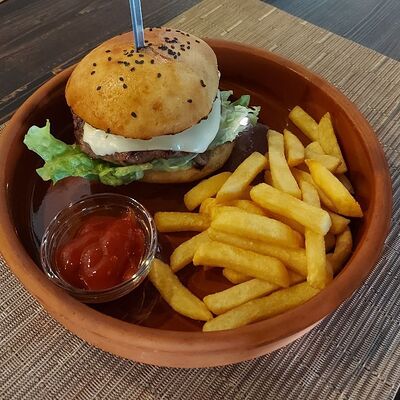 Гамарджобургер с картофелем фри в Пхали-Гали по цене 590 ₽