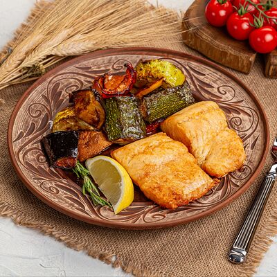 Судак, запечённый с овощами в Русская кухня по цене 840 ₽