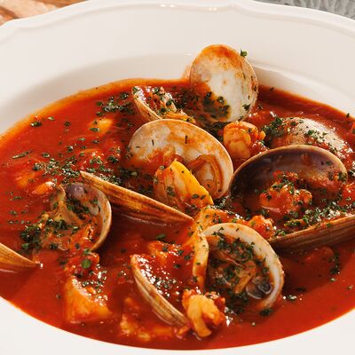 Средиземноморский суп с перетертыем томатами и морепродуктами в TiAMA по цене 1110 ₽
