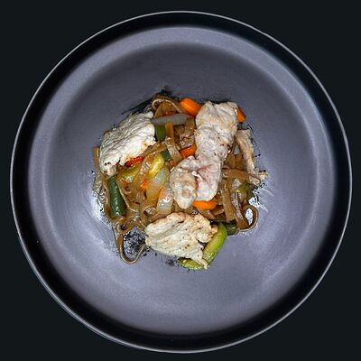 Лапша со свининой в Чочо суши по цене 459 ₽