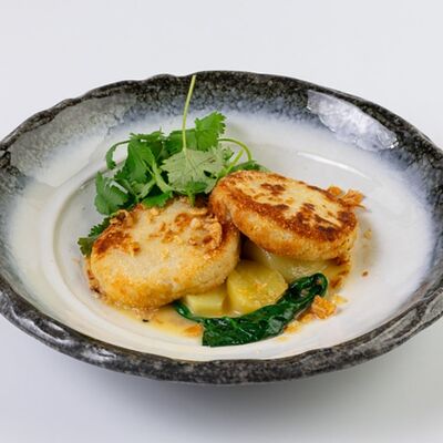 Котлеты из щуки с молодым картофелем и шпинатом в Rose Bar Crocus City по цене 950 ₽
