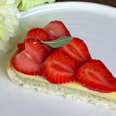 Тарт с клубникой и манго в More More по цене 485