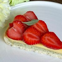 Тарт с клубникой и манго в More More