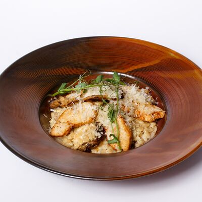 Орзо с куриным бедром, грибами и трюфельным маслом в Уголь по цене 890 ₽