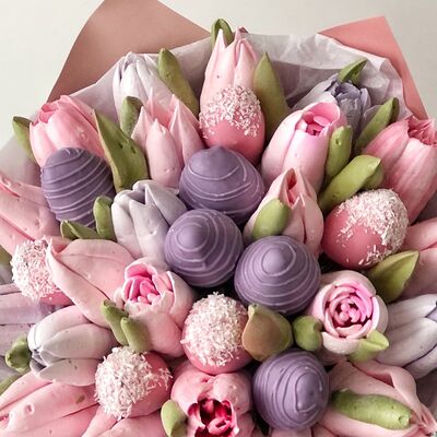 Клубника в шоколаде и зефирные тюльпаны в Fujibox по цене 4500 ₽