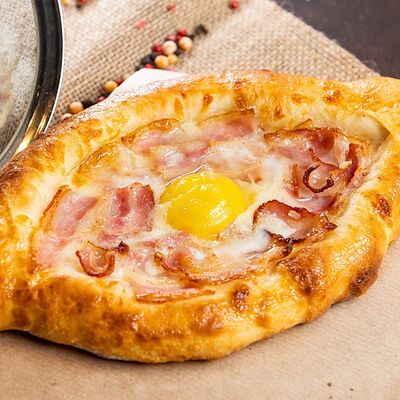 Хачапури по-аджарски с беконом в Место про тесто по цене 419 ₽