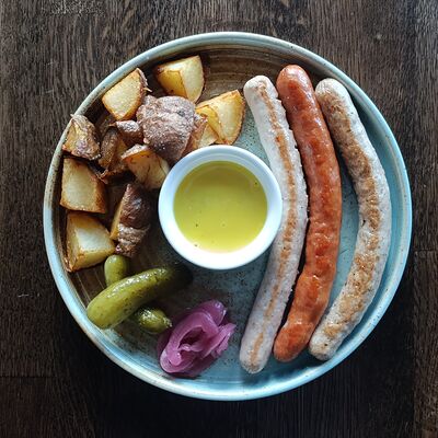 Колбаски Братвурст-трио в Кролик и Волк по цене 750 ₽