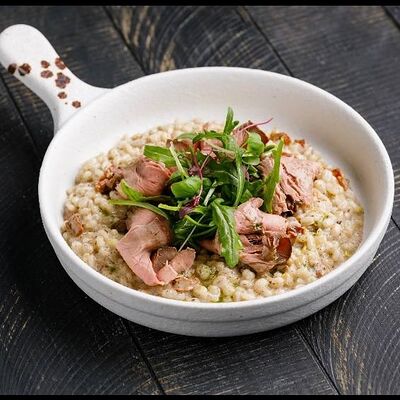 Трюфельно-сливочная перловка с ростбифом и вялеными томатами Яндекс в Снегири на Лагерном по цене 875 ₽