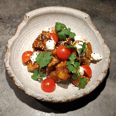 Теплый салат из хрустящих баклажанов с мягким творожным сыром в Пойдем зайдем по цене 590 ₽