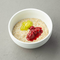 Овсяная каша с домашним джемом и виноградом в Диккенс