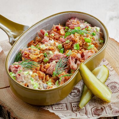 Томленая свинина с молодым картофелем и трюфельным соусом в Иван да Марья по цене 1090 ₽