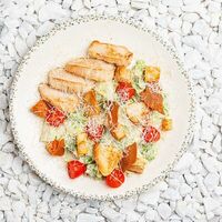 Цезарь с курицей в Sumakh