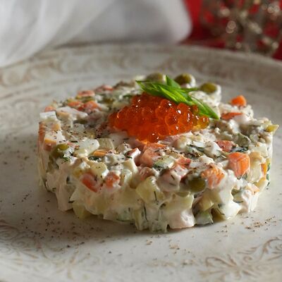 Оливье с копченым цыпленком и красной икройв Истории по цене 650 ₽