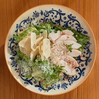 Салат с листьями ромейн, панчеттой и куриной грудкой в Russo Italiano по цене 690 ₽