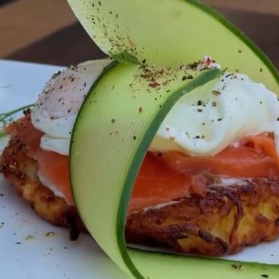 Драник картофельный с форелью, сливочным кремом и яйцом пашот в Легенда по цене 760 ₽