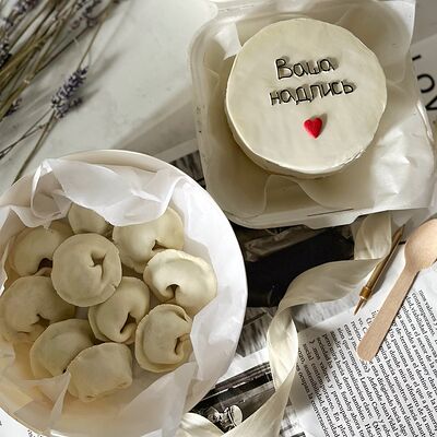 Комбо набор из бенто с вашей надписью и шоколадных пельменейв ButlerBakery по цене 3290 ₽