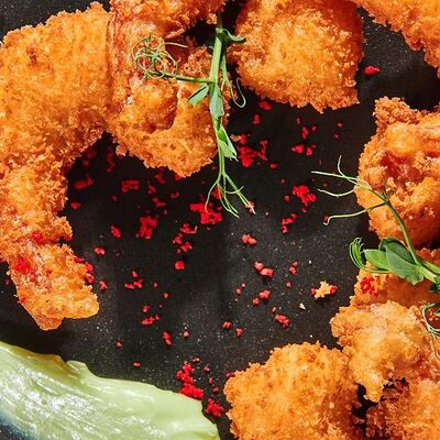 Хрустящие креветки с соусом васаби в Марбелья по цене 750 ₽