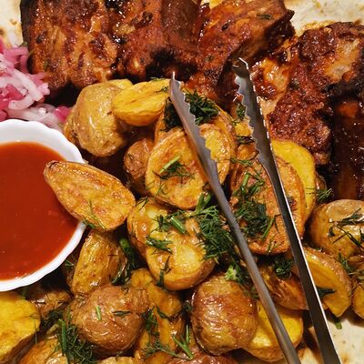 Свиные ребра с беби картофелем в Мераль по цене 2300 ₽