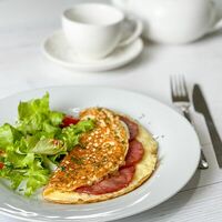 Омлет с ветчиной и сыром в NeButer sandwiches&more