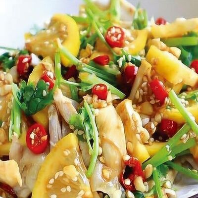 А11 Салат с курицей и лимоном 柠檬手撕鸡 в Charlie tea по цене 840 ₽