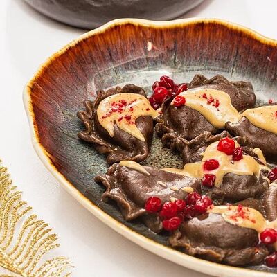 Вареники с творогом из черемуховой муки и соусом из халвыв Столица Деревень по цене 500 ₽