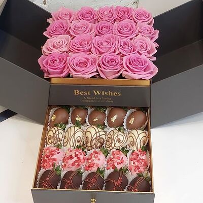 Розы с клубникой в шоколаде в серой шкатулке в Buketonline - Съедобные букеты и клубника в шоколаде по цене 12760 ₽