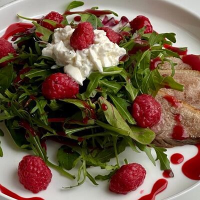 Утка, страчателла, малина в Crystal по цене 900 ₽