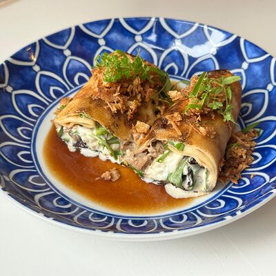 Блины с уткой конфи, страчателлой и миксом зелени в Florinskiy bistro по цене 740 ₽