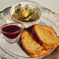 Воздушная бриошь с паштетом из печени индейки под ягодным соусом в Бисквит