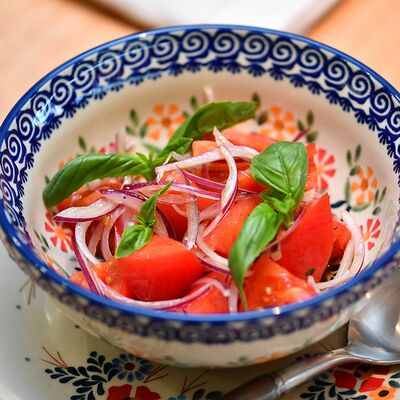 Салат из помидоров с красным луком в Сыроварня по цене 490 ₽