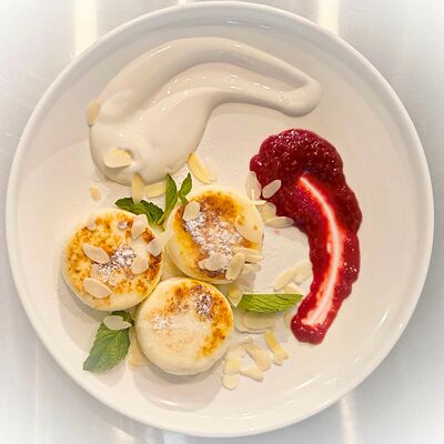 Сырники с вареньем и сметаной в Панеттоле по цене 405 ₽