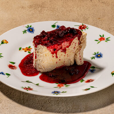 Меренговый рулет с ягодным вареньем в Cafe Sisi по цене 580 ₽