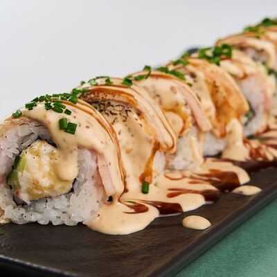 Ролл с тунцом, креветкой и сыром маасдам в Yujin по цене 820 ₽