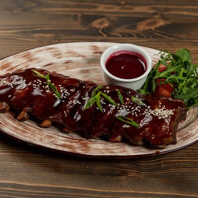 Ребра свиные с брусничным соусом в Гастробар Феллини по цене 810 ₽