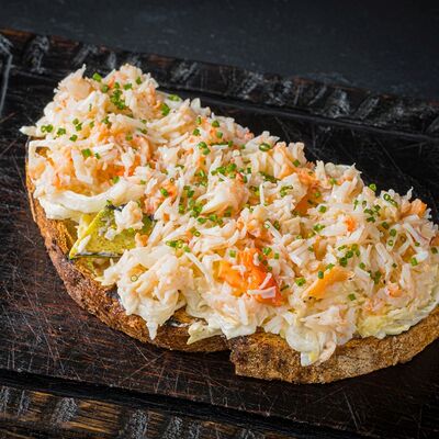 Брускетта с крабом, хрустящим айсбергом и авокадо в Florentini City Café по цене 1270 ₽