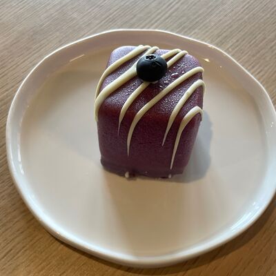 Шоколадно-черничное пирожноев S-coffee House по цене 360 ₽