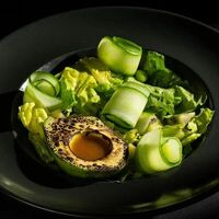 Зеленый салат с авакадо на гриле в Cocos Lounge