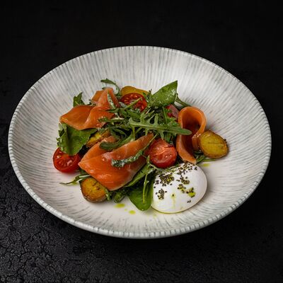 Салат с семгой в Прага по цене 900 ₽