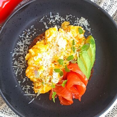 Скрембл на тосте в Nonna bonna по цене 800 ₽