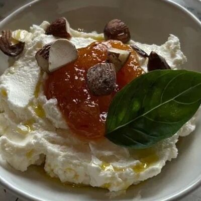 Крем из соленого сыра с ананасовым чили-джемом в Salva dor bistro по цене 290 ₽