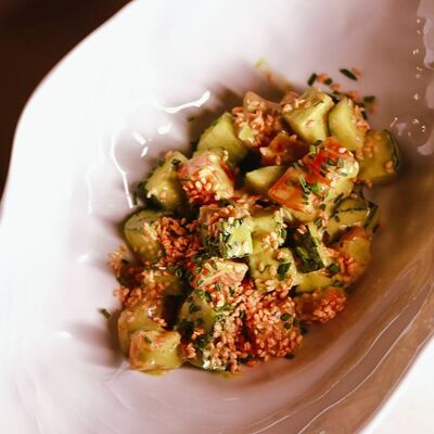 Севиче из лосося с хрустящим огурцом и соусом халапеньо в Пинки Бандински по цене 32 р.