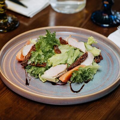 Салат с утиной грудкой и грейпфрутом в Grenka на Труда по цене 500 ₽