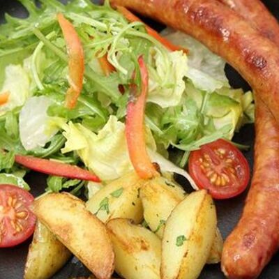 Колбаски гриль из индейки с жареными картофельными дольками и грибами в Panama City по цене 649 ₽