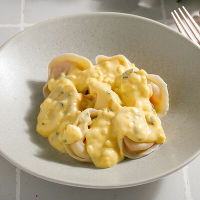 Пельмени с лососем и голландским соусом в Кукумбер по цене 960