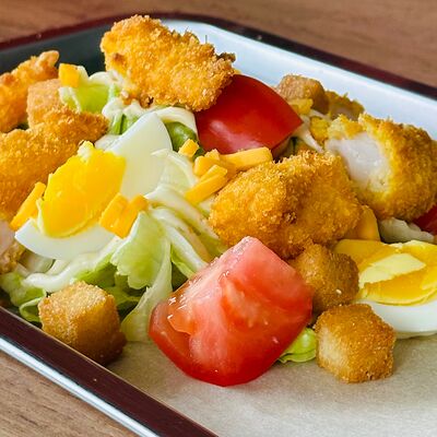 Цезарь с тигровыми креветкамив BAD & BOY BURGER по цене 630 ₽