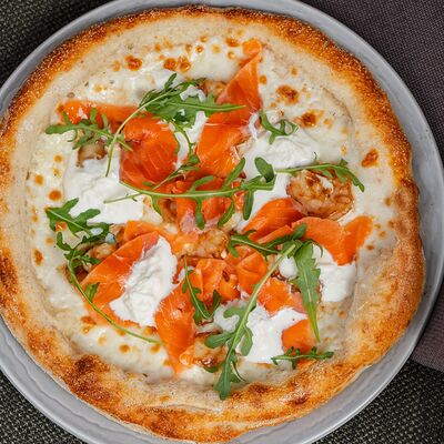 Пицца с лососем, креветками и страчателлойв ЛайкиПарк по цене 860 ₽